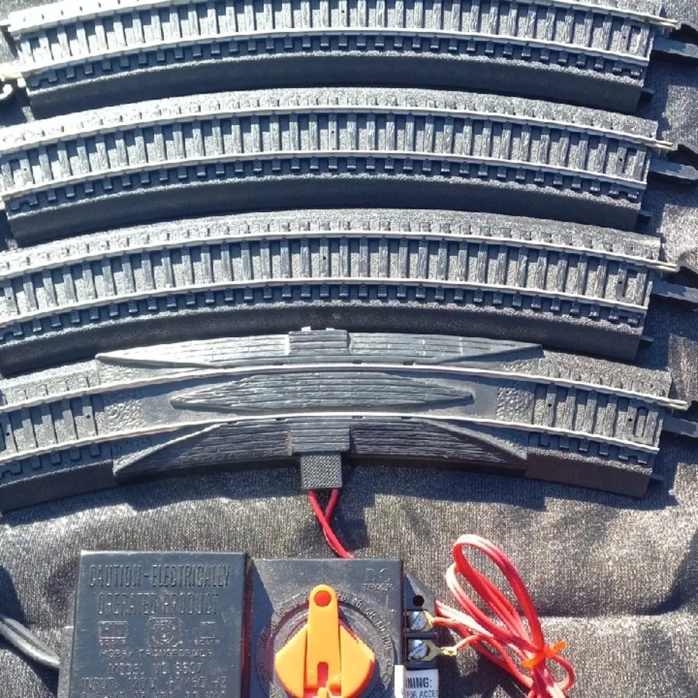 Final Price! HO Scale Train Track Set with Black Tracks and Red Controller - Picture 3 of 6